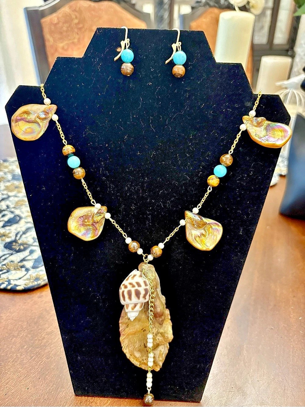 Shell Pendant Necklace & Earrings Gold